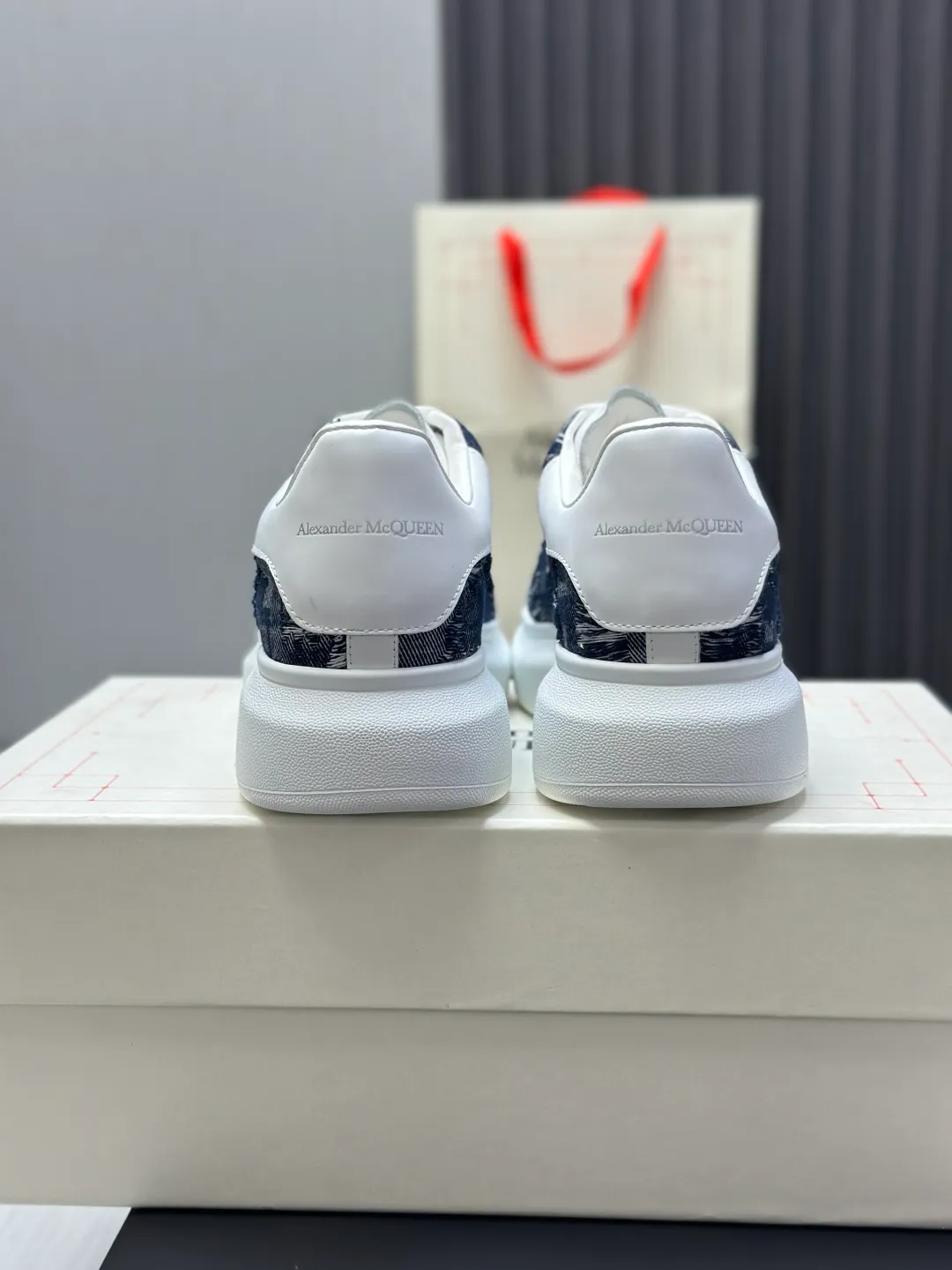 👟👟Ex-factory price 600👟👟 (🥇Top version produced in Dongguan🥇) A new upgrade of the classic McQueen white shoes. This upgrade of McQueen, which has been done for 4 consecutive years, will definitely bring you the most cost-effective ALEXANDER MCQUEEN classic in the market. If you are not confident about the quality of such a classic and world-destroying model, there is really no need to put it on the table🔙.  Purchased original version from HK counter, various demolitions.  All kinds of PKs are welcome💥.  (Anyone who has the original version at the stall is welcome🆚) The thick sole perfectly increases the elongated visual effect. The most perfect proportion of the shoe body is this last shape. The logo font on the rear tail is printed in small fonts. The logo on the foot is made of genuine leather with air-pressed colorless process. We will always update the color with the counter. 🔘Upper: genuine customized environmentally friendly full-grain cowhide 🔘Inner lining: imported mixed sheepskin (the genuine product is also sheepskin, not the cheap cowhide on the market) 🔘Sole: Exclusive molded TPU➕rubber injection molded layered outsole, (purple tail, pink tail, red tail, burgundy tail, rose gold tail sequin series, Velcro men's model needs to be customized, non-returnable) 🔘Code number 34-44 (women's size 34.40 is custom-made).